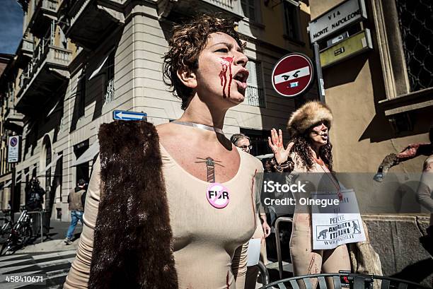 Photo libre de droit de Animalisti Italiani Protester Contre Milan Fashion Semaine Sur Septem banque d'images et plus d'images libres de droit de 2013