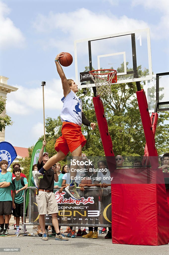 若い男性が飛躍的に高い屋外のスラムダンクコンテスト - 3人制バスケのロイヤリティフリーストックフォト