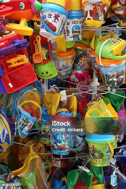 カラフルなバケツとスコップを表示する - おもちゃのストックフォトや画像を多数ご用意 - おもちゃ, カラフル, カラー画像
