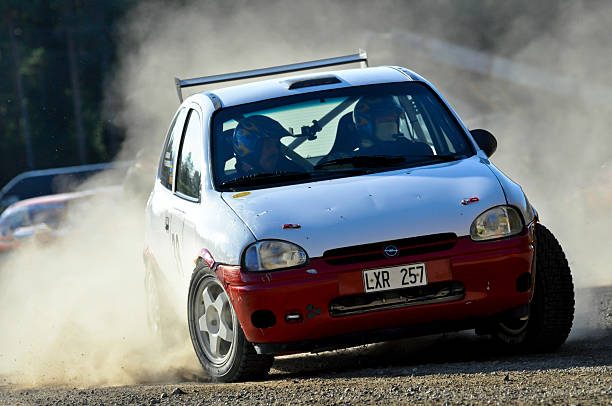 オペル corsa スイングから 1995 年 - opel ストックフォトと画像