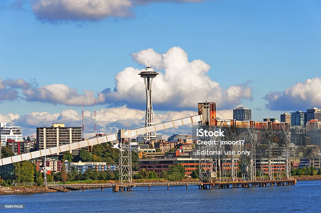 Rampa de carga e do horizonte de Seattle - Foto de stock de Arranha-céu royalty-free