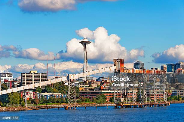 Foto de Rampa De Carga E Do Horizonte De Seattle e mais fotos de stock de Arranha-céu - Arranha-céu, Colorido, Estado de Washington