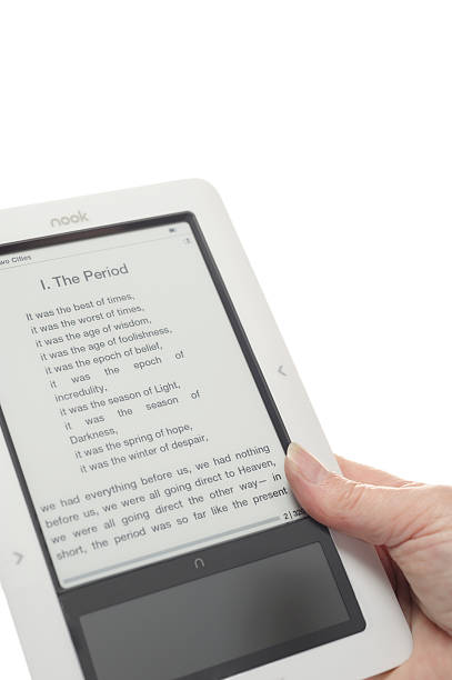 donna con la mano sull'ereader, nook. - nook foto e immagini stock