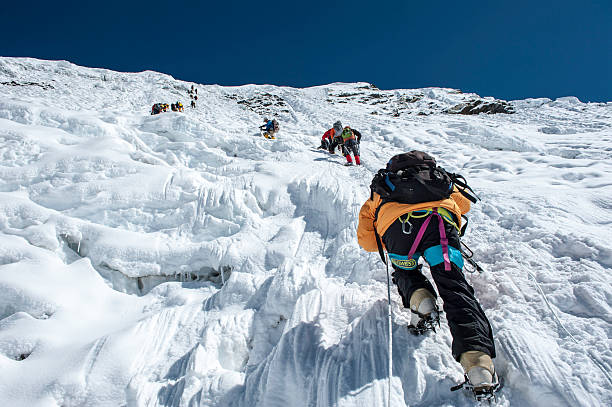 eisklettern - himalayas mountain climbing nepal climbing stock-fotos und bilder