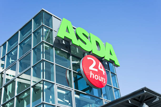 asda 24 horas, el supermercado señal de entrada - editorial horizontal close up uk fotografías e imágenes de stock