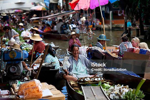 Foto de Vendedores De Comida No Mercado Flutuante De Damnoen Saduak Tailândia e mais fotos de stock de Adulto