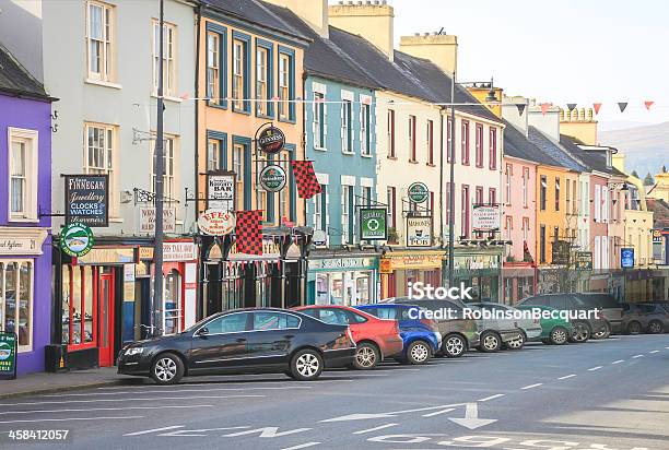 Kenmare Strada Principale Irlanda - Fotografie stock e altre immagini di Ambientazione esterna - Ambientazione esterna, Anello di Kerry, Architettura