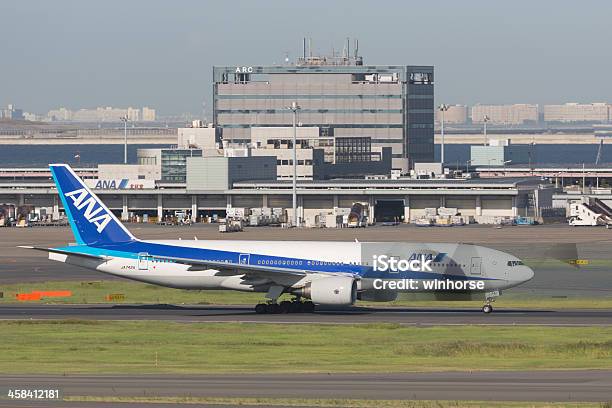 Foto de All Nippon Airways Boeing 777200er e mais fotos de stock de Aeroporto - Aeroporto, Aeroporto Internacional de Tóquio, All Nippon Airways