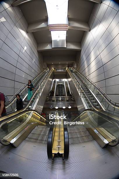 Copenhagen Metropolitana Kg Nytorv Station - Fotografie stock e altre immagini di Binario di stazione ferroviaria - Binario di stazione ferroviaria, Composizione verticale, Copenhagen