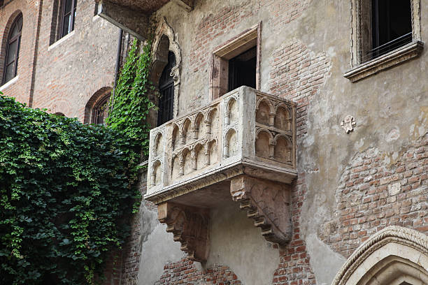 juliet el balcón en verona, italia - verona italy veneto europe day fotografías e imágenes de stock