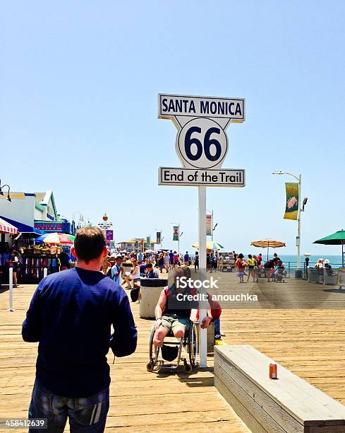 I Turisti Fare Foto Con Segno Sul Famoso Molo Di Santa Monica - Fotografie stock e altre immagini di Adulto