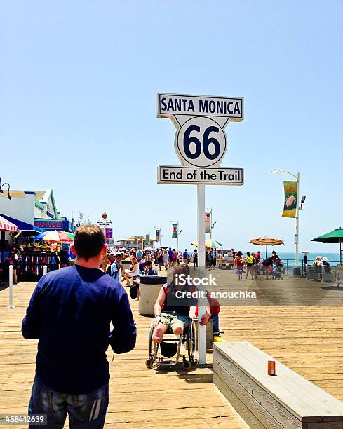 Foto de Turistas Fazer Fotos Com A Famosa Placa Em Santa Monica Pier e mais fotos de stock de Adulto
