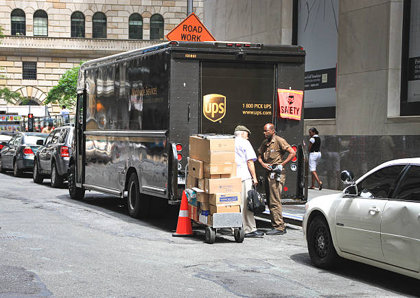 camion de livraison ups, new york - united parcel service truck shipping delivering photos et images de collection