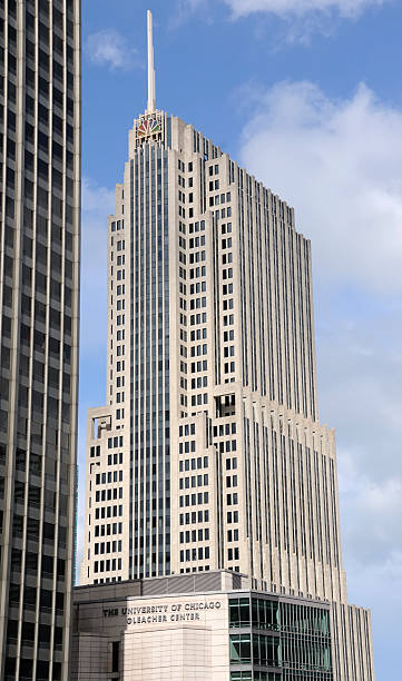 nbc tower, chicago - nbc chicago vertical built structure imagens e fotografias de stock