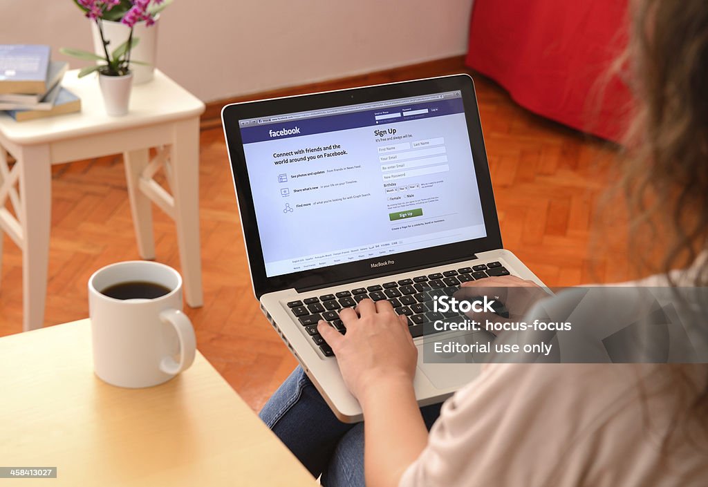Facebook no MacBook Pro laptop - Foto de stock de MacBook royalty-free
