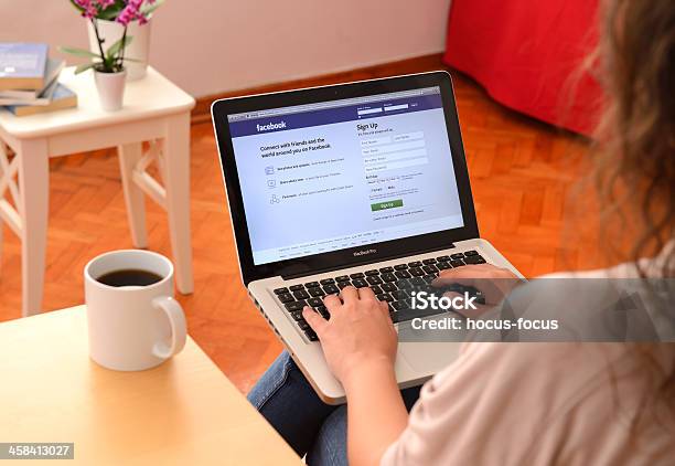 Foto de Facebook No Macbook Pro Laptop e mais fotos de stock de MacBook - MacBook, Laptop, Rede social