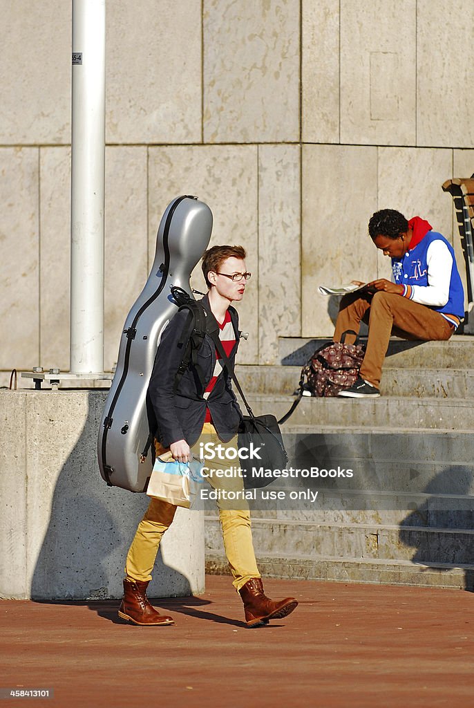 Jeune Musicien sur le chemin de l'école. - Photo de 16-17 ans libre de droits