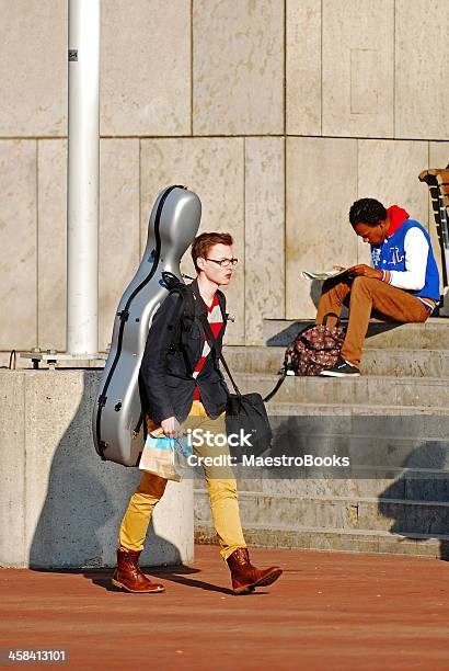 Photo libre de droit de Jeune Musicien Sur Le Chemin De Lécole banque d'images et plus d'images libres de droit de 16-17 ans - 16-17 ans, Adolescent, Adulte