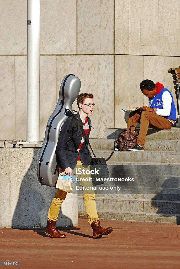 Giovane Musicista sulla strada per scuola. - Foto stock royalty-free di 16-17 anni