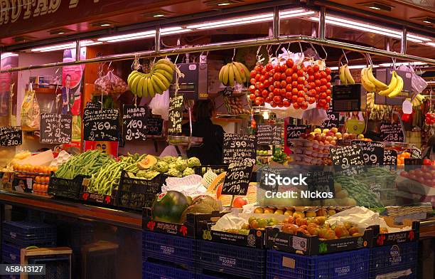 Greengrocer Магазин На Рынке Барселоны Испания — стоковые фотографии и другие картинки Барселона - Испания - Барселона - Испания, Без людей, Бизнес