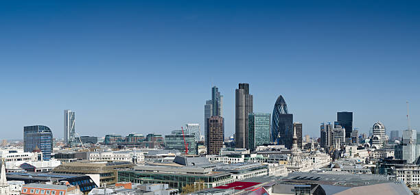 панорама финансового района лондона - heron tower стоковые фото и изображения