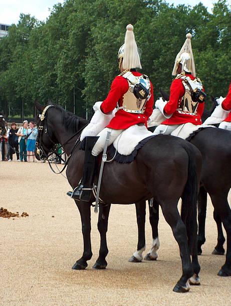 the household cavalry mounted regiment-changement de garde - household cavalry photos et images de collection
