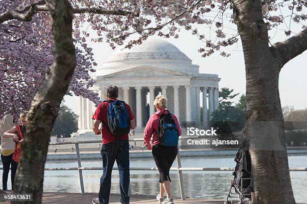 Turista Sono Guardando I Fiori Di Ciliegio Tidal Basin Washington - Fotografie stock e altre immagini di Acqua