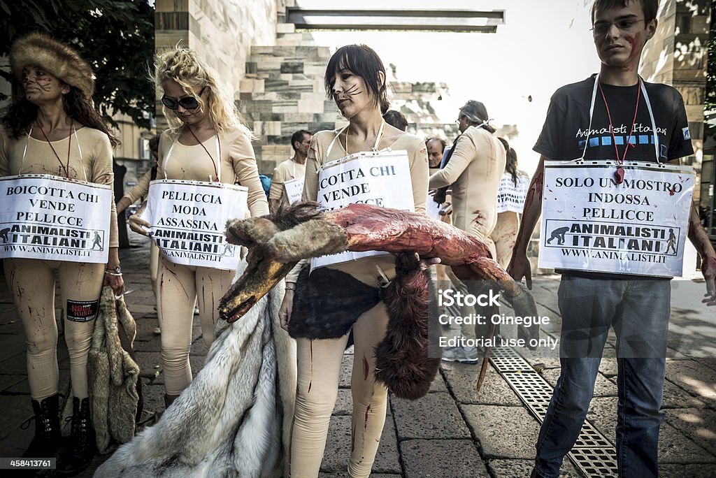 Animalisti Italiani protest przeciwko Milan Fashion tydzień na Septem - Zbiór zdjęć royalty-free (Valentino - Designer Label)