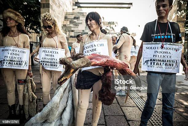 Animalisti Italiani Protesto Contra O Milan Moda Semana Septem - Fotografias de stock e mais imagens de Valentino - Marca de moda