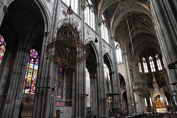 венская достопримечательность - altar church vienna gothic style стоковые фото и изображения