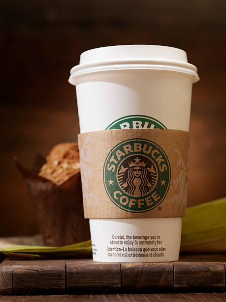 starbucks grande" 16 oz café con magdalena integral" - starbucks coffee drink coffee cup fotografías e imágenes de stock