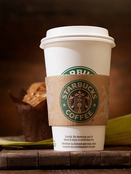 スターバックス「グランデ｣16 オンスコーヒー、ブランマフィン - starbucks coffee drink coffee cup ストックフォトと画像