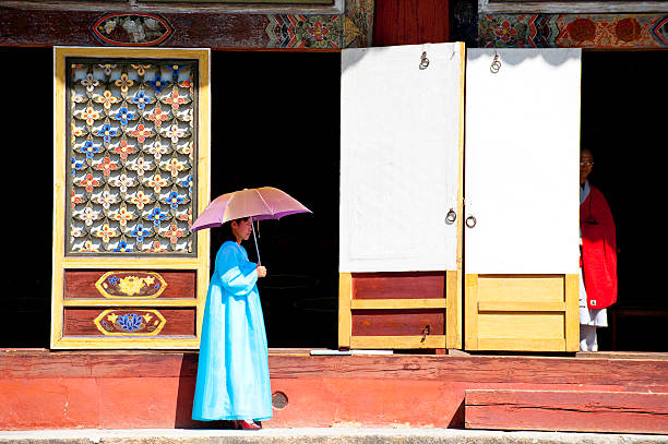 monje mirando fuera de puerta de temple, corea del norte - kim jong il fotografías e imágenes de stock