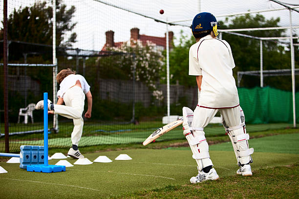 niños practicando deportes de críquet durante lecciones de los net - sport of cricket practicing cricket player net fotografías e imágenes de stock