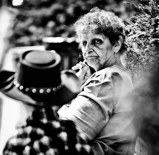 mujer de edad avanzada, para fumadores - alberta medicine hat canada day fotografías e imágenes de stock