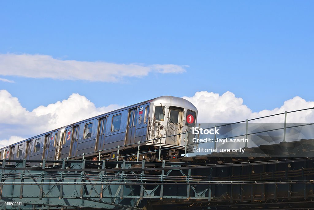 Поезд метро Нью-Йорка, No.1 линии, повышение раздел, верх Манхэттен - Стоковые фото Балка роялти-фри