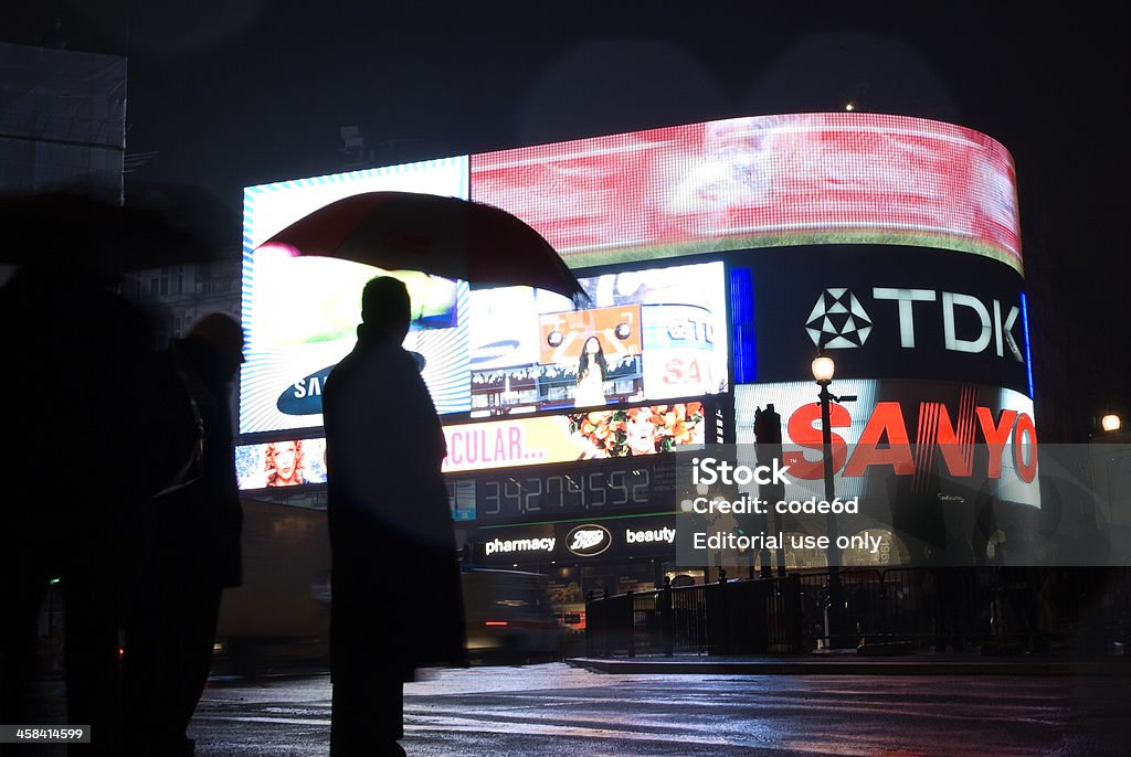 Homem com guarda-chuva em Piccadilly Circus, Londres, chuvoso diária - Foto de stock de Samsung royalty-free