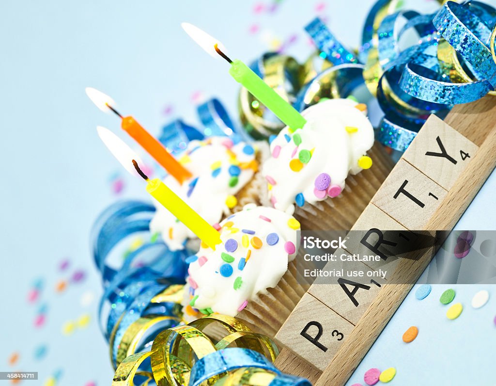 Cupcakes de Scrabble - Foto de stock de Vela de cumpleaños libre de derechos