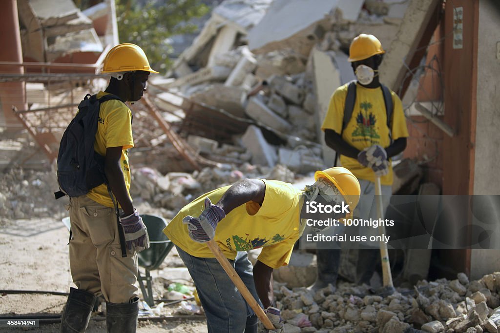 , la vita dopo il terremoto di Haiti - Foto stock royalty-free di Addetto alle pulizie