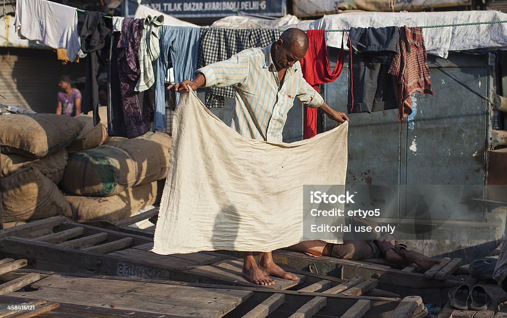 Indian labourer seca uma folha - Royalty-free Acordar Foto de stock