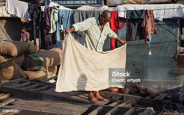 Indian Labourer Seca Uma Folha - Fotografias de stock e mais imagens de Acordar - Acordar, Adulto, Ao Ar Livre