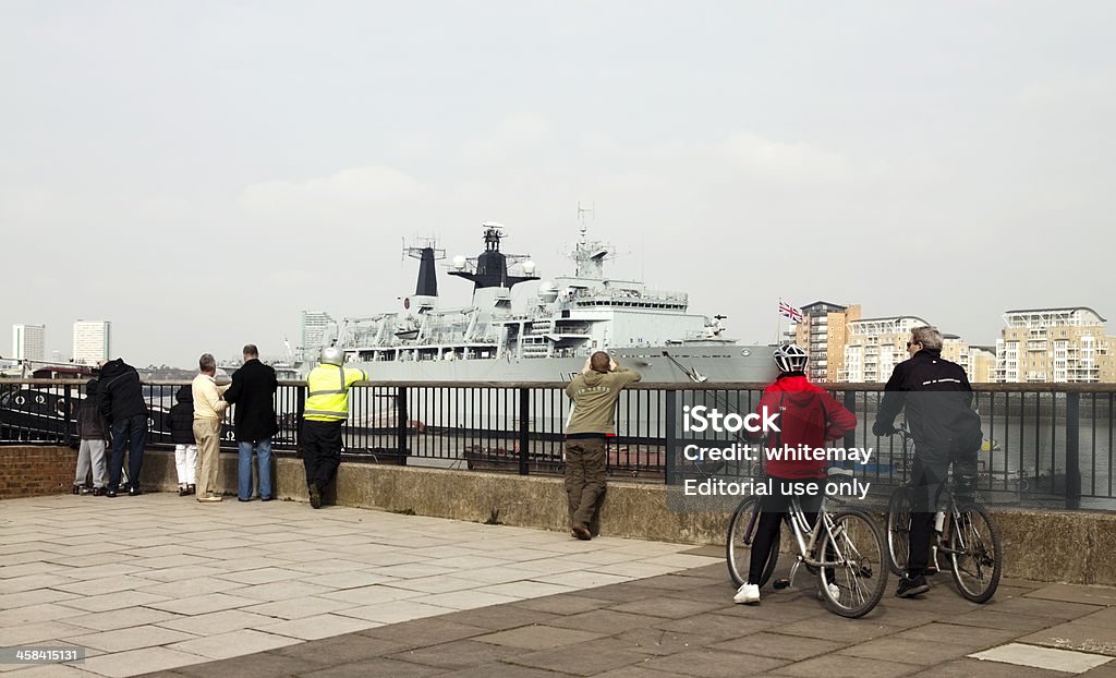 Visitantes descubren mirando HMS baluarte en el río Támesis - Foto de stock de Acera libre de derechos