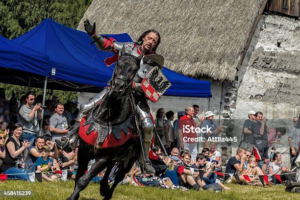 Cavaliere Medievale A Cavallo - Fotografie stock e altre immagini di Andare a cavallo - Andare a cavallo, Cavaliere, Abilità