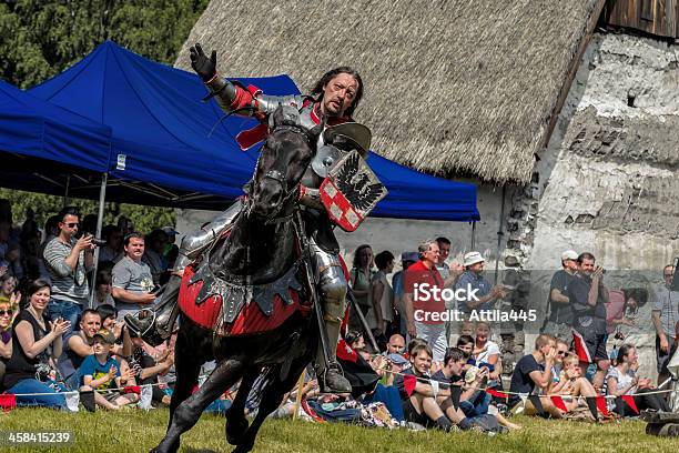 Cavaleiro Medieval Em Horseback - Fotografias de stock e mais imagens de Cavaleiro - Papel Humano - Cavaleiro - Papel Humano, Cavalgar, Arma de Lanceiro