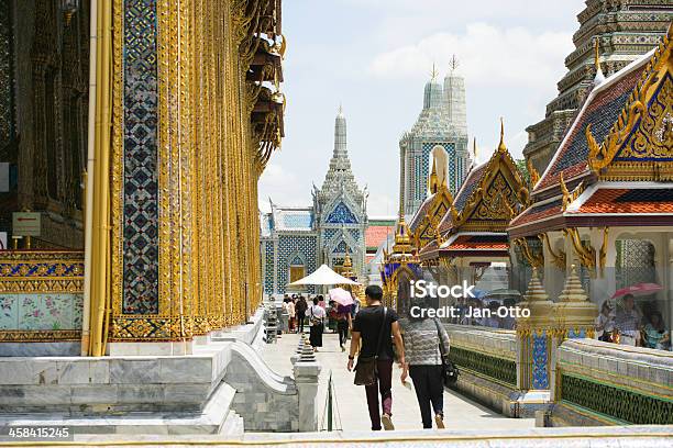 Foto de O Grand Palace Temple Em Bangkok e mais fotos de stock de Antigo - Antigo, Arcaico, Arquitetura