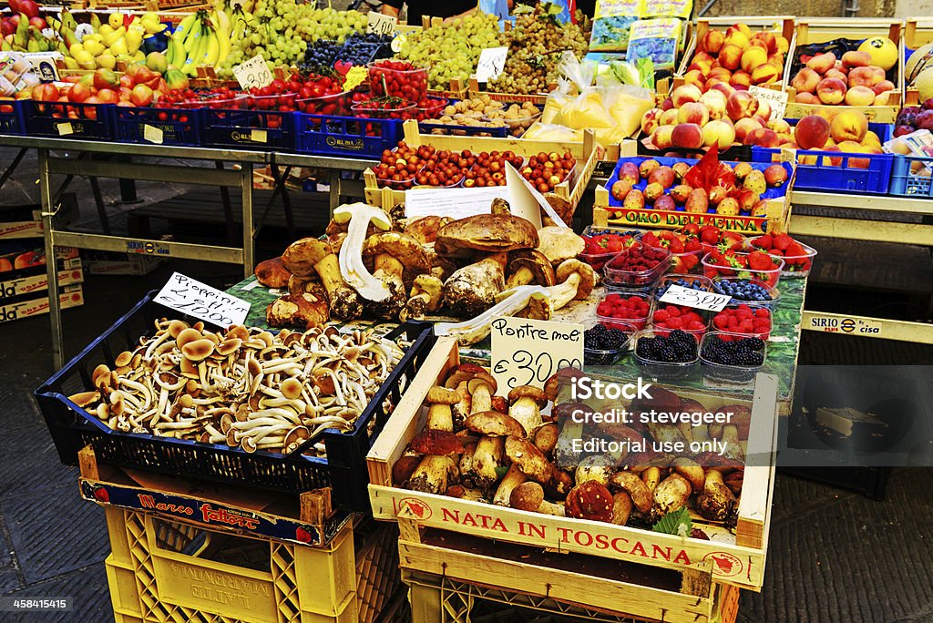 Champignons et des fruits en vente à Pise - Photo de Italie libre de droits