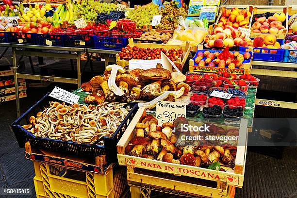 マッシュルームとフルーツを販売でピサ - イタリアのストックフォトや画像を多数ご用意 - イタリア, ピサ, 商売場所 市場