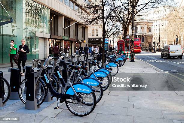 Ряд Boriss Велосипедами The Strand — стоковые фотографии и другие картинки Barclays - Brand Name - Barclays - Brand Name, Santander Cycles, Автобус