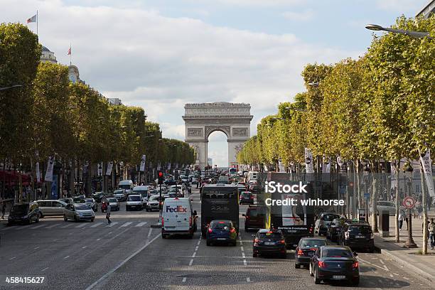 Arc De Triomphe And Avenida De Los Campos Elíseos Foto de stock y más banco de imágenes de Aire libre - Aire libre, Arco del Triunfo - París, Arco triunfal