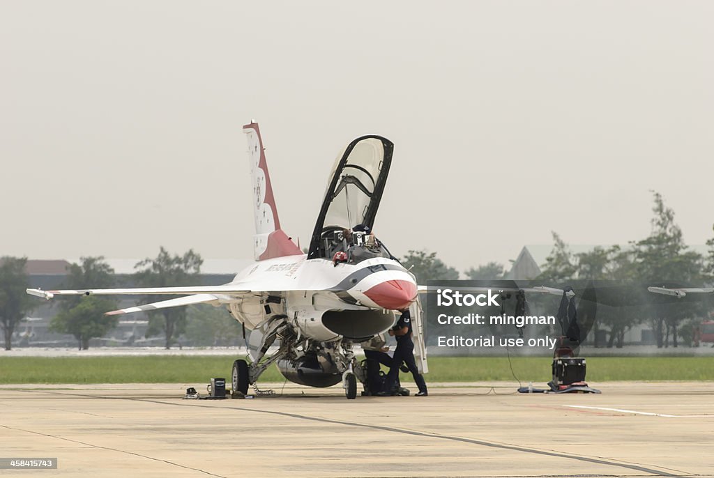 USAF Thunderbirds アクセス、離陸準備をした - アエロバティックスのロイヤリティフリーストックフォト